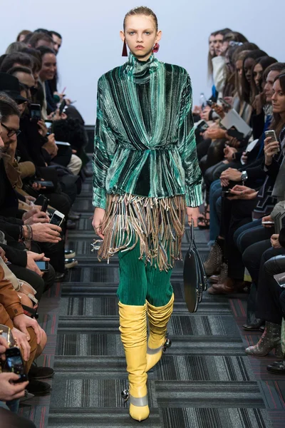 Look 32